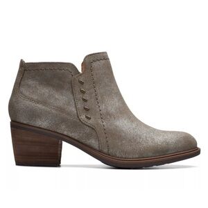 Clarks Neva Lo Taupe Metallic Leather Heeled Ankle Boot Size 7M